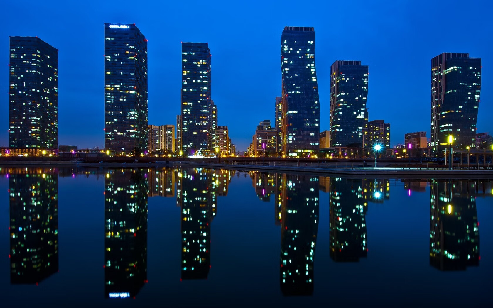 “西甲老牌强队奋起直追，争冠榜上名次不断变动”，西甲老将