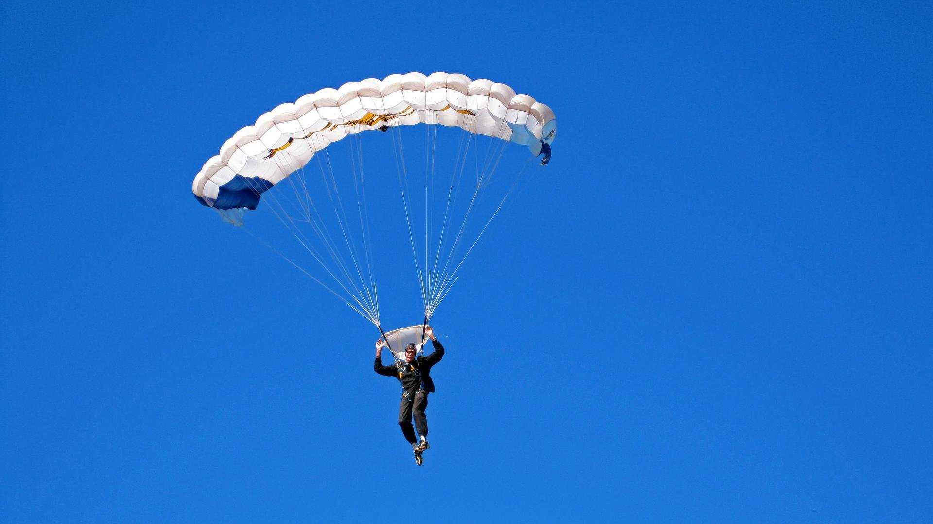 九游娱乐电竞站-皮特·卡普尔的突破速度与精准传球，使袋鼠队反击效率提高，皮尔斯和卡特